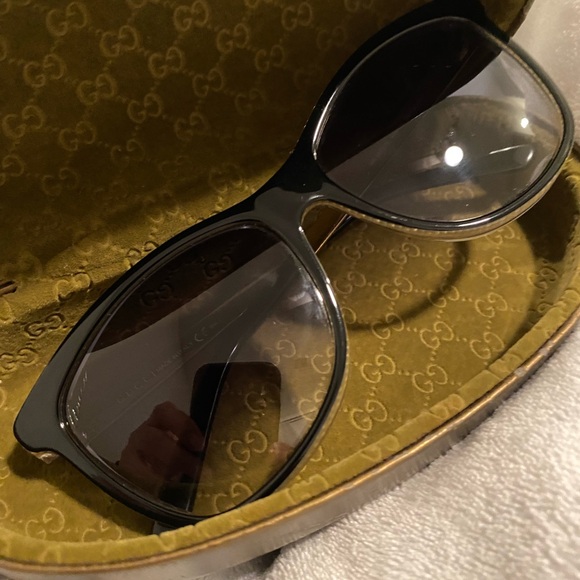 Gucci Gold & Black Sunglasses: Luxe Look w/ Case, Dramatically Reduced - Picture 9 of 16